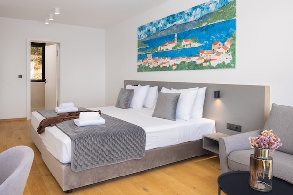 Foto van Breathtaking Villa Vis Five Bedroom Villa with the Pool - BedRoom