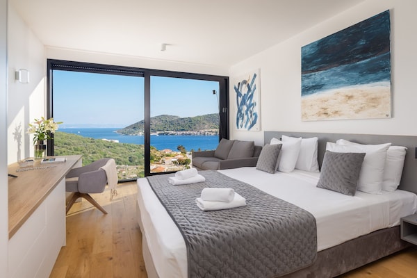 Foto van Breathtaking Villa Vis Five Bedroom Villa with the Pool - BedRoom
