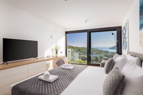 Foto van Breathtaking Villa Vis Five Bedroom Villa with the Pool - BedRoom