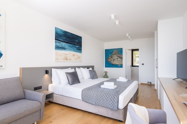 Foto van Breathtaking Villa Vis Five Bedroom Villa with the Pool - BedRoom