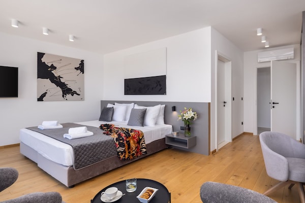 Foto van Breathtaking Villa Vis Five Bedroom Villa with the Pool - BedRoom