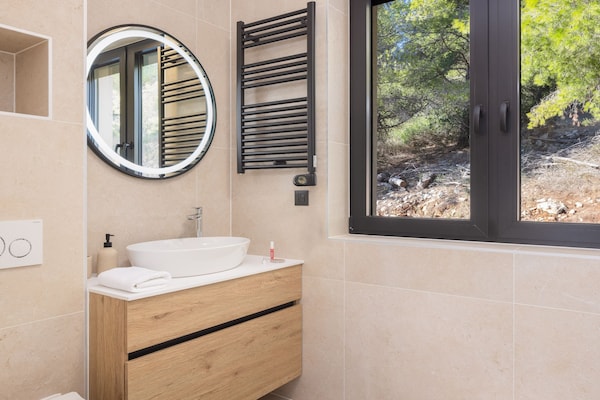 Foto van Breathtaking Villa Vis Five Bedroom Villa with the Pool - BathRoom