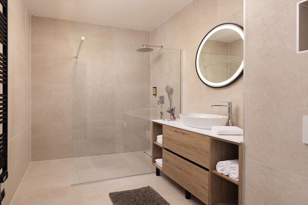 Foto van Breathtaking Villa Vis Five Bedroom Villa with the Pool - BathRoom