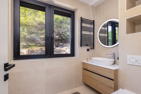 Foto van Breathtaking Villa Vis Five Bedroom Villa with the Pool - BathRoom