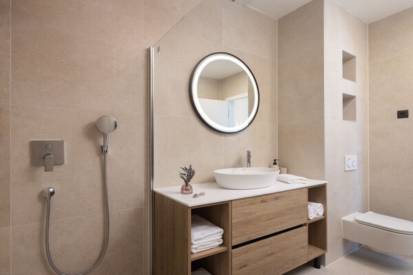 Foto van Breathtaking Villa Vis Five Bedroom Villa with the Pool - BathRoom