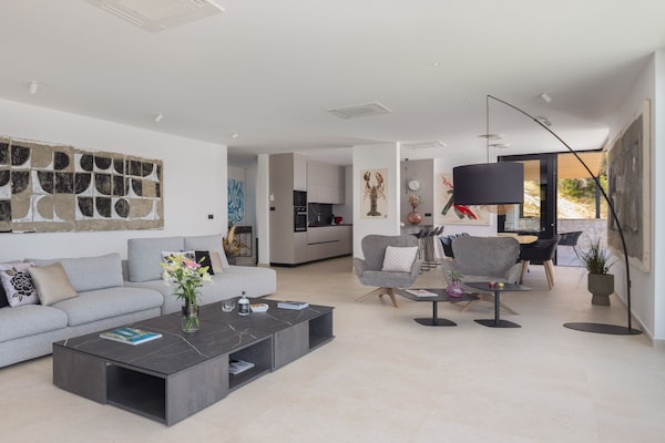 Foto van Breathtaking Villa Vis Five Bedroom Villa with the Pool - LivingRoom