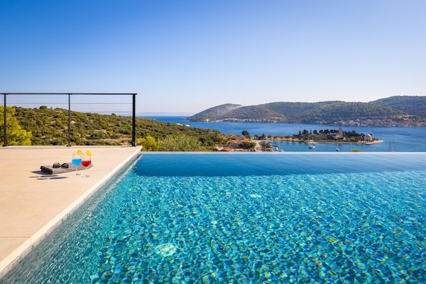Foto van Breathtaking Villa Vis Five Bedroom Villa with the Pool - View