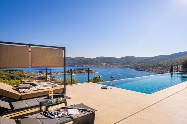 Foto van Breathtaking Villa Vis Five Bedroom Villa with the Pool - View