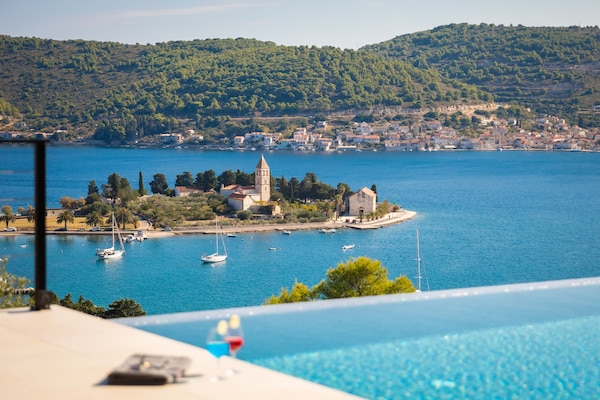Foto van Breathtaking Villa Vis Five Bedroom Villa with the Pool - View