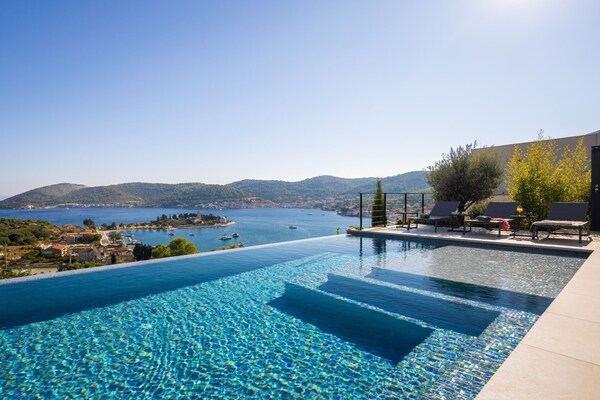 Foto van Breathtaking Villa Vis Five Bedroom Villa with the Pool - View
