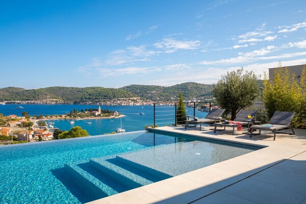 Foto van Breathtaking Villa Vis Five Bedroom Villa with the Pool - View