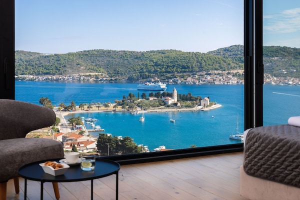 Foto van Breathtaking Villa Vis Five Bedroom Villa with the Pool - View
