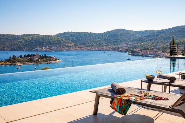 Foto van Breathtaking Villa Vis Five Bedroom Villa with the Pool - View