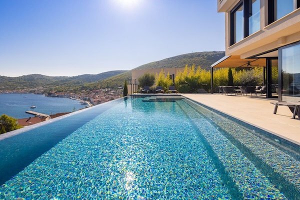 Foto van Breathtaking Villa Vis Five Bedroom Villa with the Pool - View