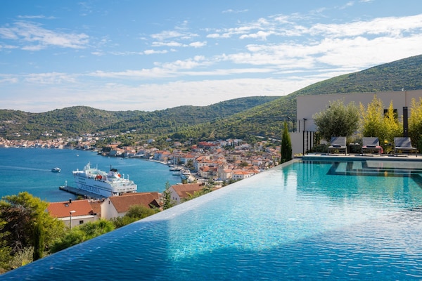 Foto van Breathtaking Villa Vis Five Bedroom Villa with the Pool - View