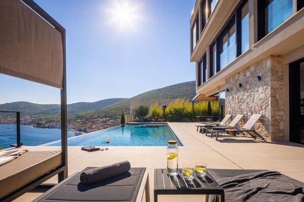 Foto van Breathtaking Villa Vis Five Bedroom Villa with the Pool - View