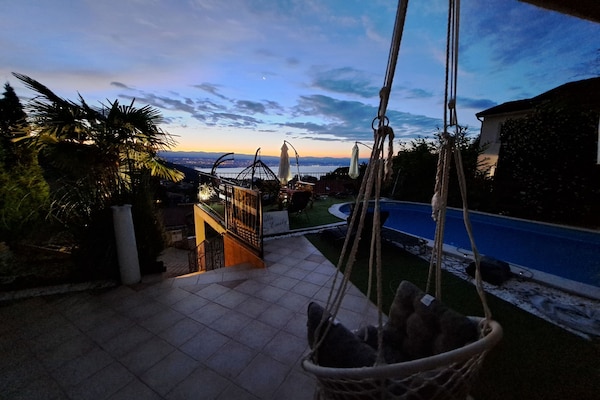 Foto van Beautiful Unique Family Villa Emily - Five Bedroom Holiday Home With Pool - Outdoor