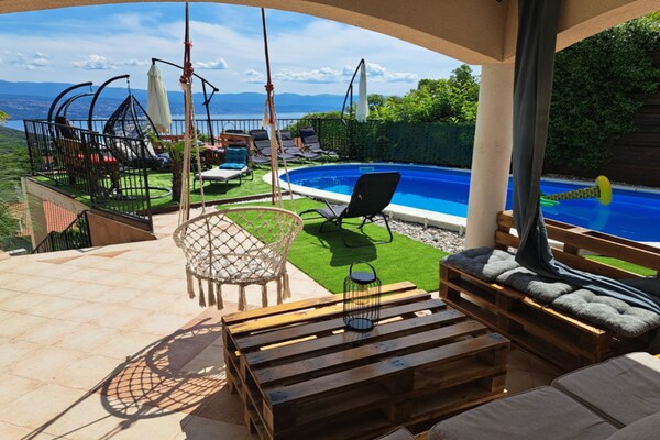 Foto van Beautiful Unique Family Villa Emily - Five Bedroom Holiday Home With Pool - Outdoor