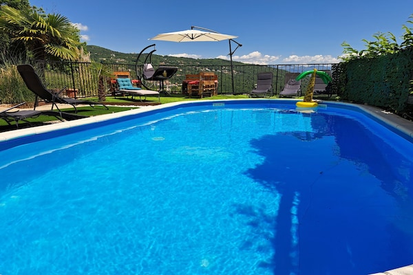 Foto van Beautiful Unique Family Villa Emily - Five Bedroom Holiday Home With Pool - Pool