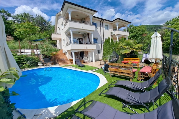 Foto van Beautiful Unique Family Villa Emily - Five Bedroom Holiday Home With Pool - Pool