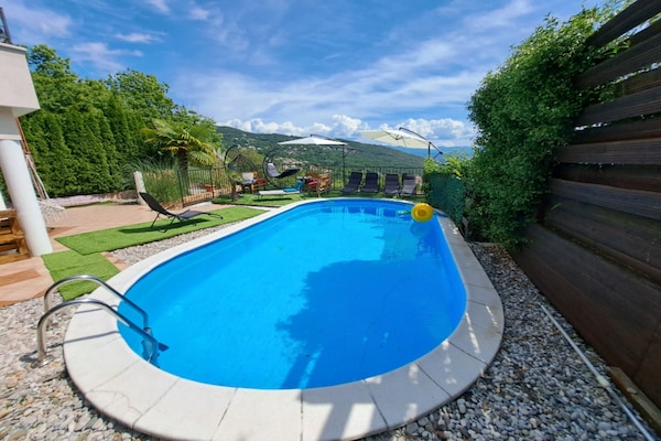 Foto van Beautiful Unique Family Villa Emily - Five Bedroom Holiday Home With Pool - Pool