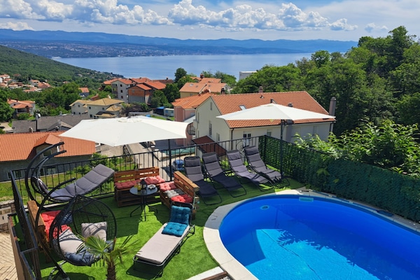 Foto van Beautiful Unique Family Villa Emily - Five Bedroom Holiday Home With Pool - Pool