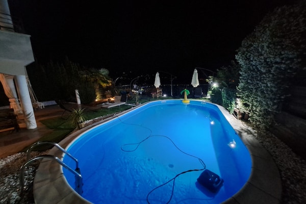 Foto van Beautiful Unique Family Villa Emily - Five Bedroom Holiday Home With Pool - Pool