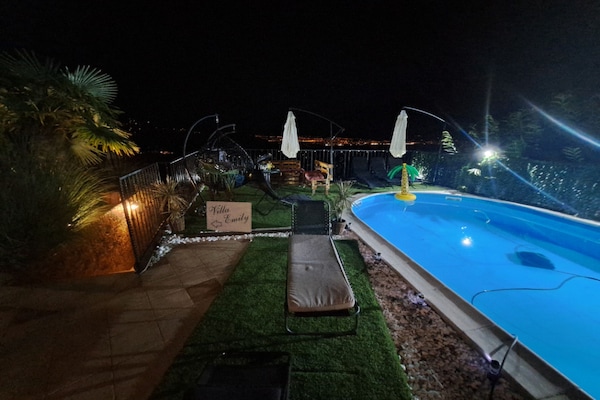 Foto van Beautiful Unique Family Villa Emily - Five Bedroom Holiday Home With Pool - Pool