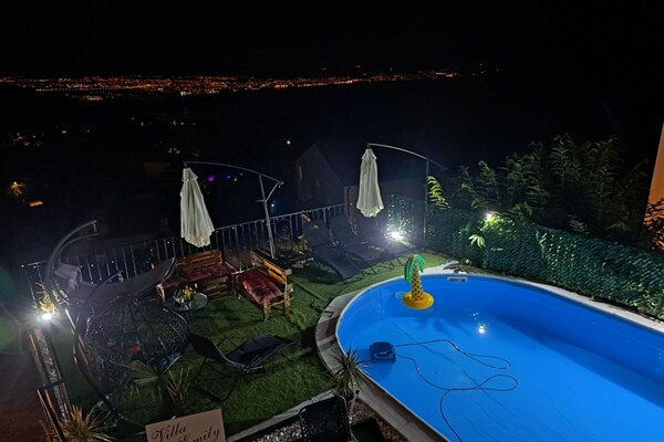 Foto van Beautiful Unique Family Villa Emily - Five Bedroom Holiday Home With Pool - Pool