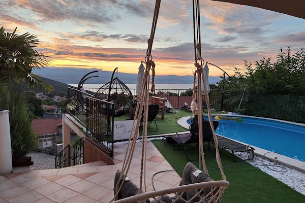 Foto van Beautiful Unique Family Villa Emily - Five Bedroom Holiday Home With Pool - Pool