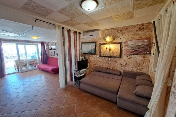 Foto van Beautiful Unique Family Villa Emily - Five Bedroom Holiday Home With Pool - LivingRoom