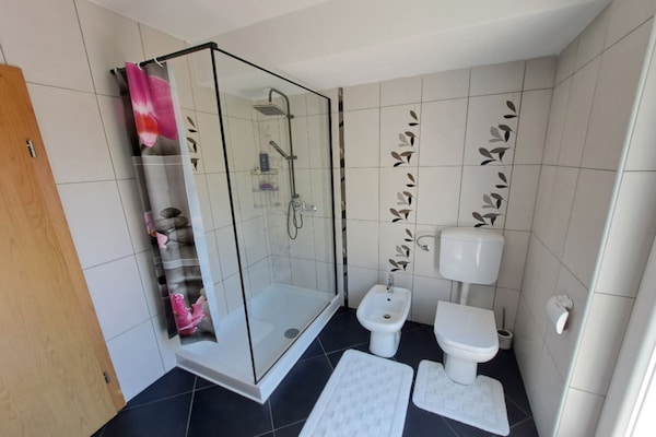 Foto van Beautiful Unique Family Villa Emily - Five Bedroom Holiday Home With Pool - BathRoom