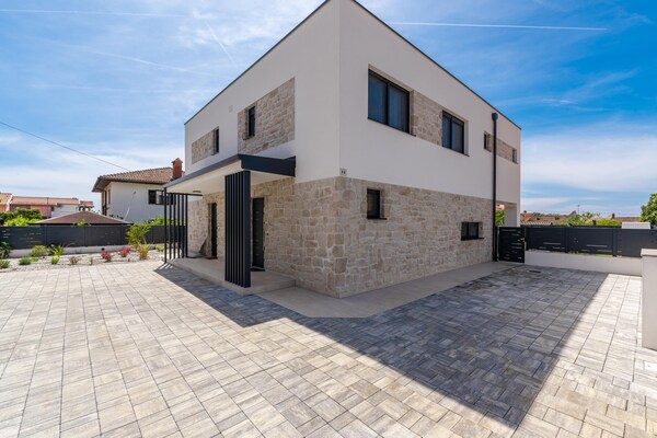Foto van Vrijstaande vakantiewoning voor 6 personen - Vakantiehuis in Novigrad - ExteriorSummer