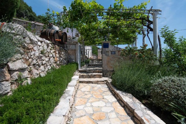 Foto van Beautiful Villa Anita - Four Bedroom Villa with Outdoor Swimming Pool - Outdoor