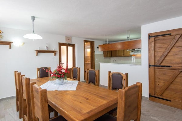 Foto van Beautiful Villa Anita - Four Bedroom Villa with Outdoor Swimming Pool - DiningRoom