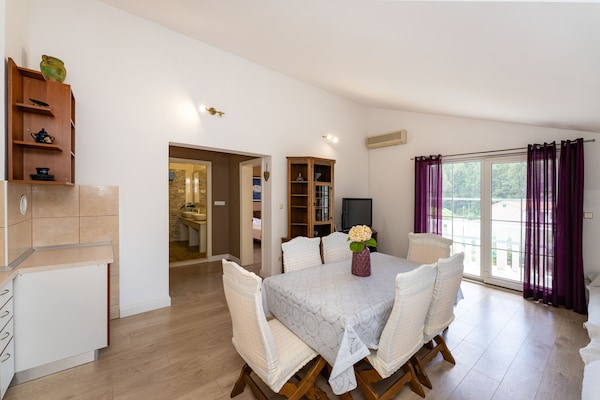 Foto van Charmant appartement vlakbij de zee, Silo - Vakantiehuis in Peracko Blato - DiningRoom