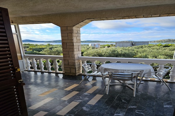 Foto van Studio in Tribunj bij Zee en Strand - Vakantiehuis in Tribunj - TerraceBalcony