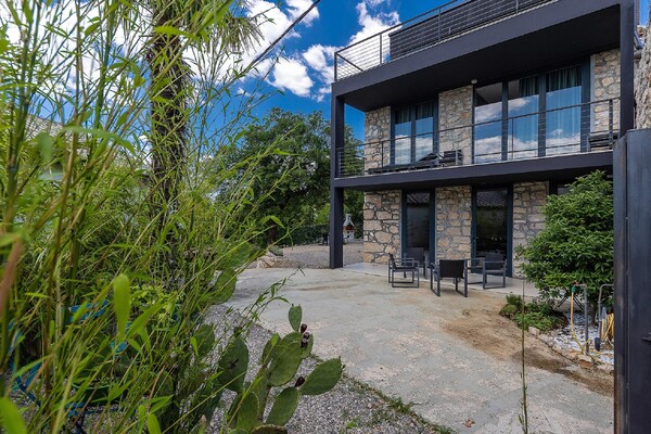 Foto van Modern vakantiehuis in Grizane met privézwembad - Vakantiehuis in Grizane - ExteriorSummer