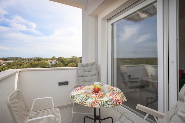 Foto van Appartement met één slaapkamer en balkon - Vakantiehuis in Pula - TerraceBalcony