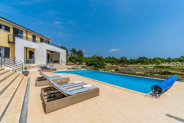 Foto van Villa in Filipana met verwarmd zwembad - Vakantiehuis in Filipana - ExteriorSummer