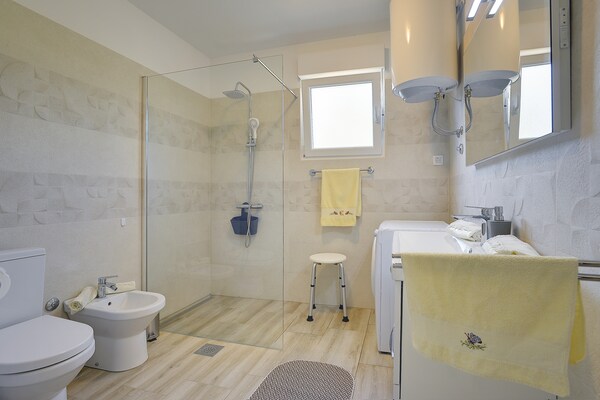 Foto van Villa in Marcana met zwembad en zeezicht - Vakantiehuis in MARČANA - BathRoom