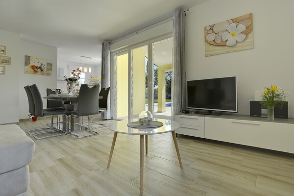 Foto van Villa in Marcana met zwembad en zeezicht - Vakantiehuis in MARČANA - LivingRoom