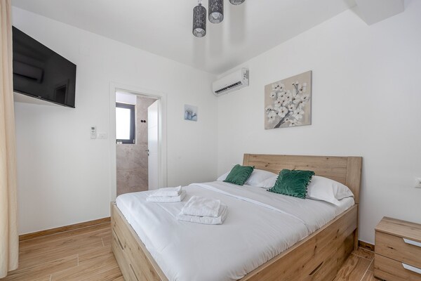 Foto van Villa in Krnica met zwembad bij kiezelstrand - Vakantiehuis in Krnica - BedRoom
