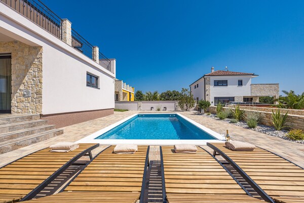 Foto van Villa in Krnica met zwembad bij kiezelstrand - Vakantiehuis in Krnica - Outdoor