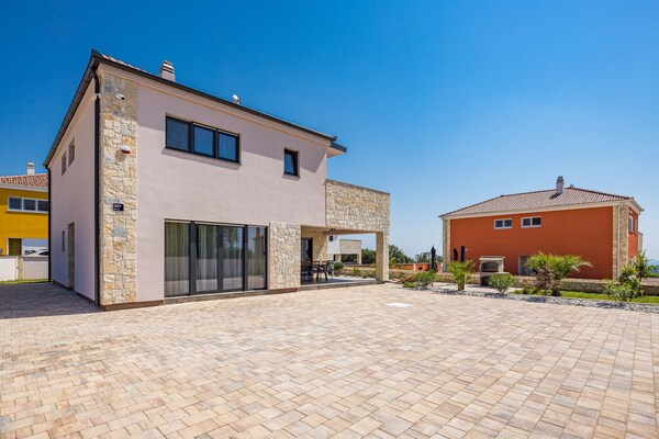 Foto van Villa in Krnica met zwembad bij kiezelstrand - Vakantiehuis in Krnica - Outdoor