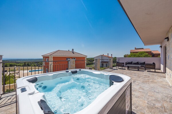 Foto van Villa in Krnica met zwembad bij kiezelstrand - Vakantiehuis in Krnica - TerraceBalcony