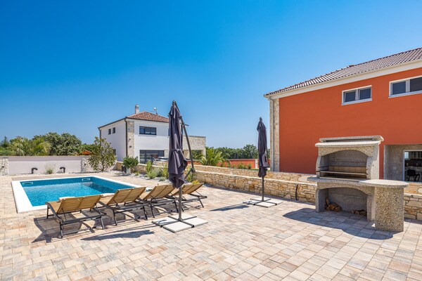 Foto van Villa in Krnica met zwembad bij kiezelstrand - Vakantiehuis in Krnica - Outdoor