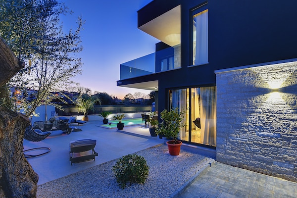 Foto van Vakantiehuis in Rovinj met zwembad en sauna - Vakantiehuis in Rovinj - ExteriorSummer