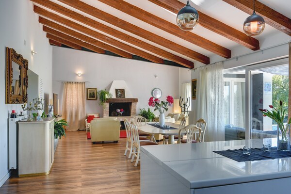 Foto van Villa in Rovinj met zwembad en jacuzzi - Vakantiehuis in Rovinjsko Selo - LivingRoom