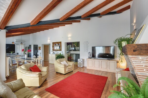 Foto van Villa in Rovinj met zwembad en jacuzzi - Vakantiehuis in Rovinjsko Selo - LivingRoom
